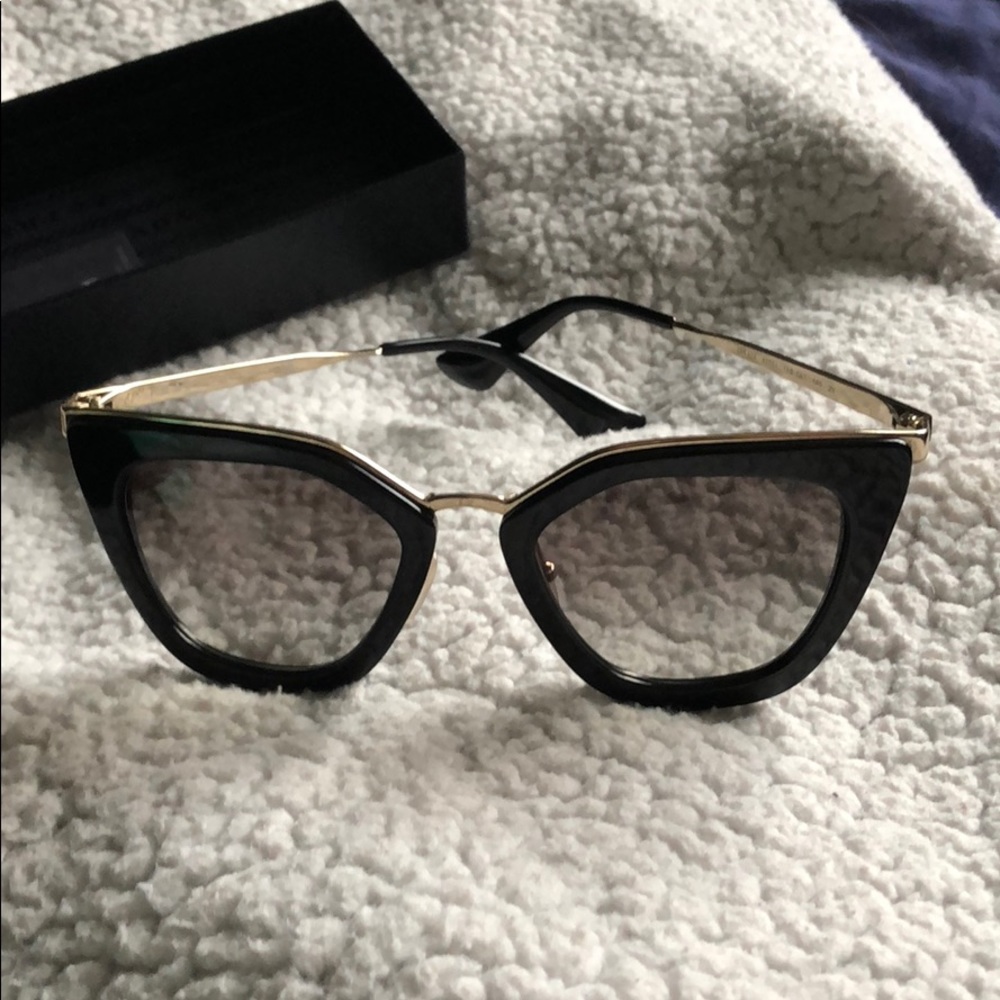Prada sunglasses Authentic - Picture 4 of 8
